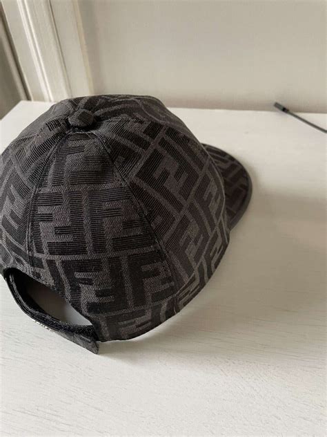 casquette fendi gris